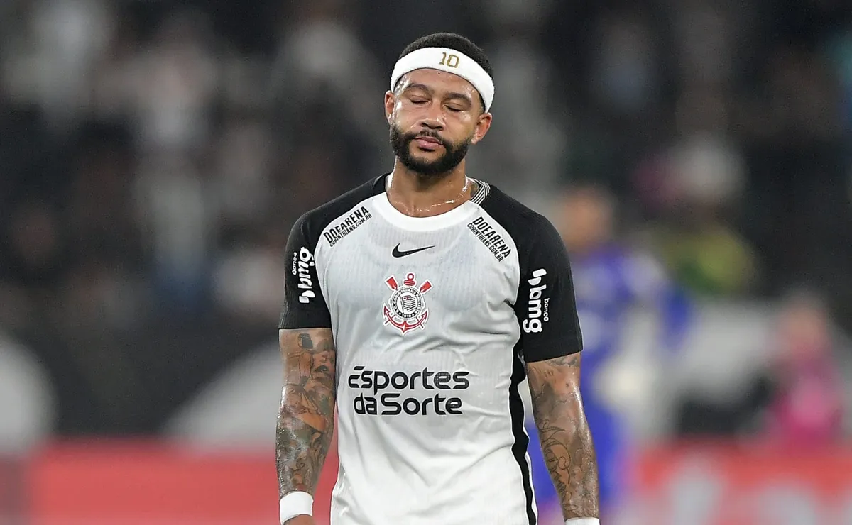 Corinthians monitora recuperação de Memphis Depay; atacante pode permanecer na Europa para exames