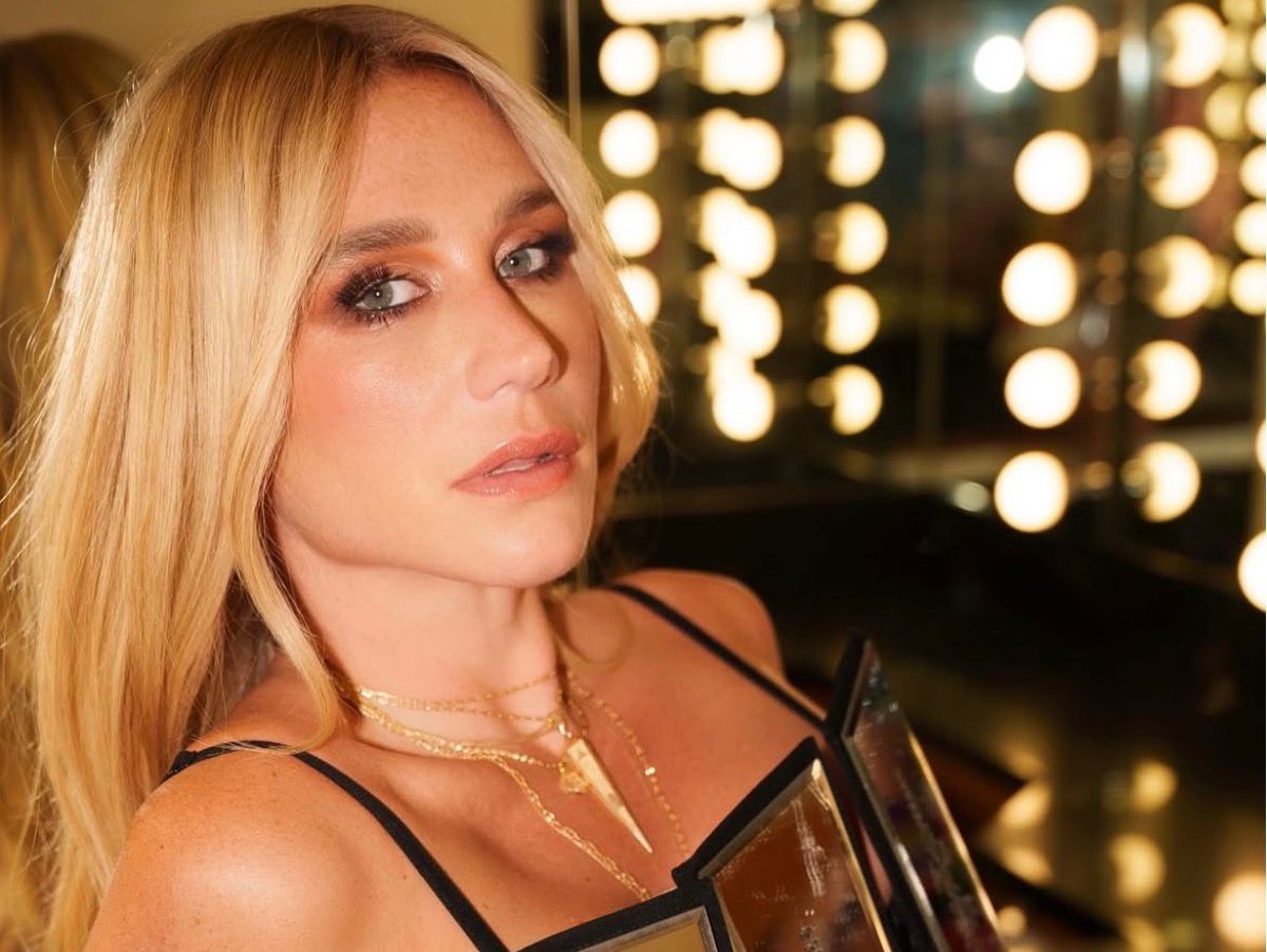 Kesha repudia uso de sua música em vídeo da Casa Branca que mostra bombardeio: “repugnante e desumano”