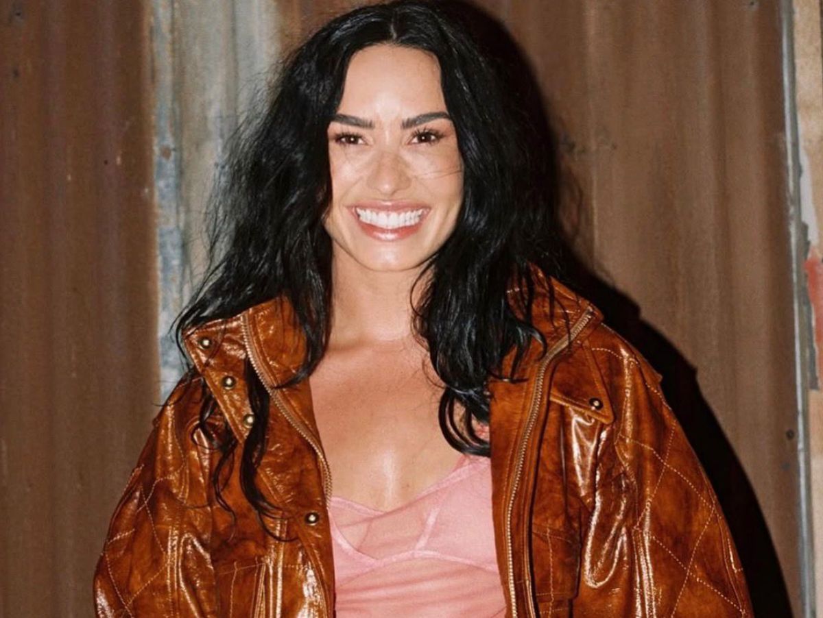 Demi Lovato anuncia possível single, ultrapassa Chappell Roan no Spotify e vira best seller nos EUA