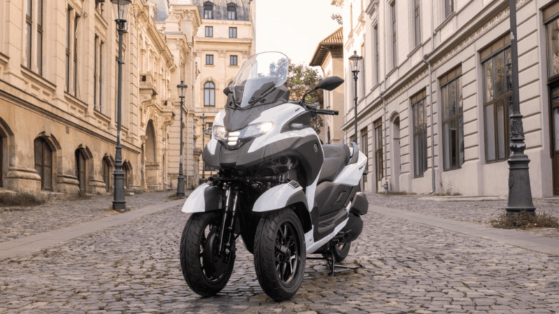 Yamaha apresenta Tricity 300 2026 com airbag frontal e foco no uso urbano