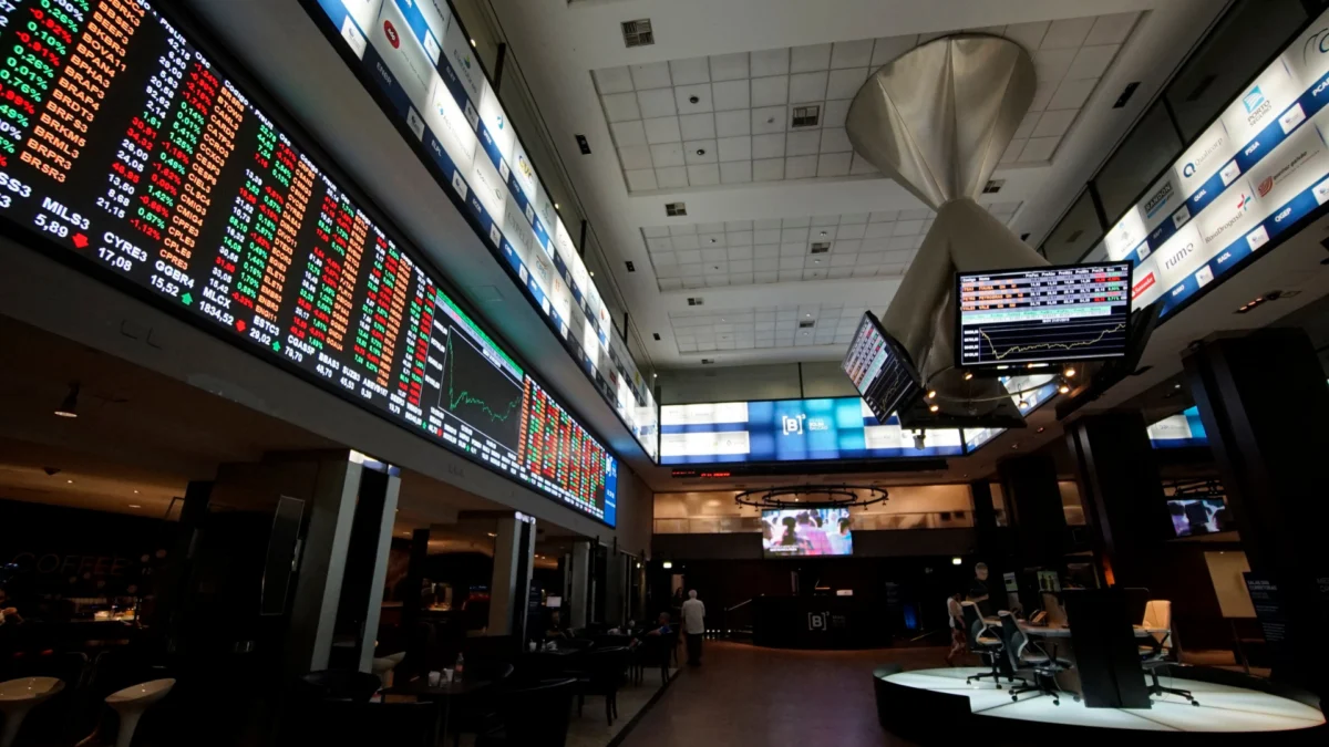 Ibovespa fecha em queda e registra sua pior semana desde 2022