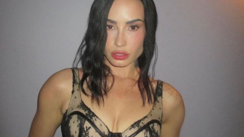 Demi Lovato e Keke Palmer lembram relacionamentos com homens muito mais velhos e citam música de Hilary Duff