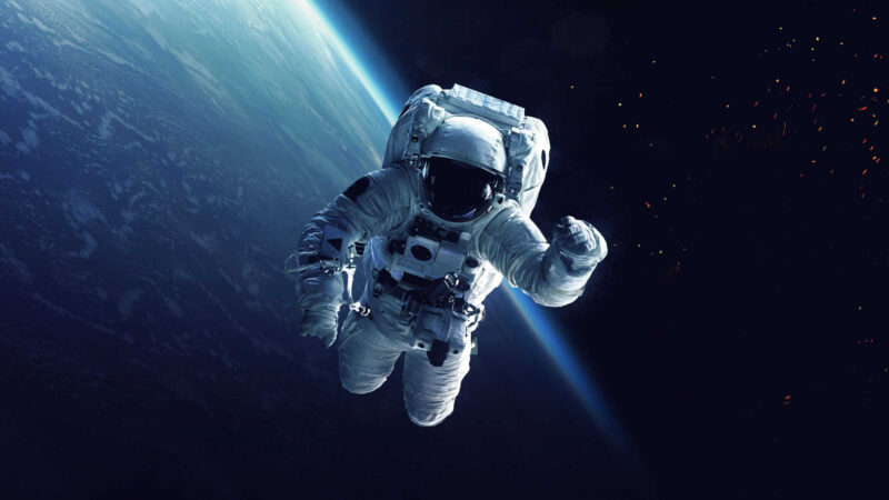 Viagens ao espaço podem deslocar cérebro de astronautas, aponta estudo