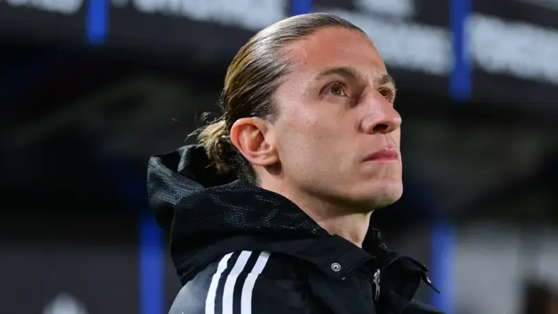 Filipe Luís é demitido do Flamengo e pretende permanecer no Brasil; Cruzeiro demonstra interesse
