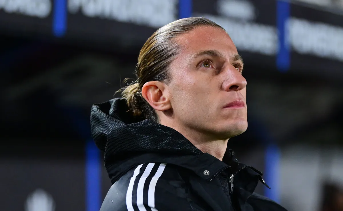 Filipe Luís é demitido do Flamengo e pretende permanecer no Brasil; Cruzeiro demonstra interesse