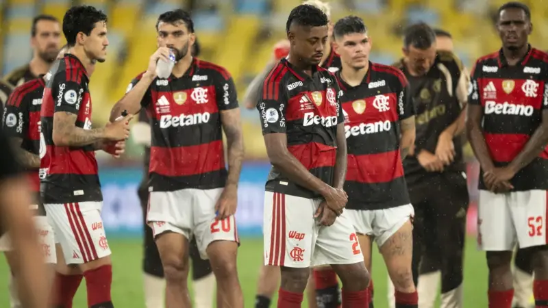 Mozer cobra postura do elenco do Flamengo após começo instável de 2026: “não pode viver do passado”