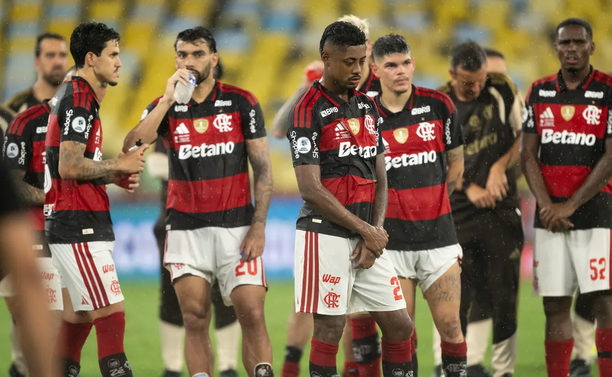 Mozer cobra postura do elenco do Flamengo após começo instável de 2026: “não pode viver do passado”
