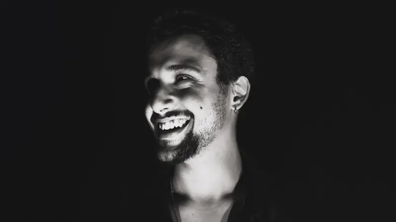 Gabriel Bolota lança EP “VISCO” sobre amor, conexão e dependência emocional