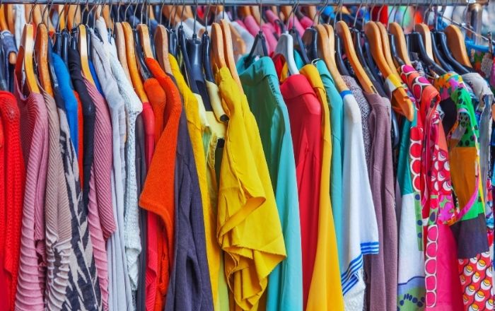É possível ganhar dinheiro avaliando roupas de graça?