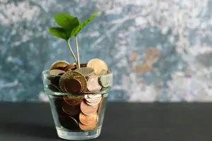 Como começar a guardar dinheiro ganhando pouco e quais erros evitar