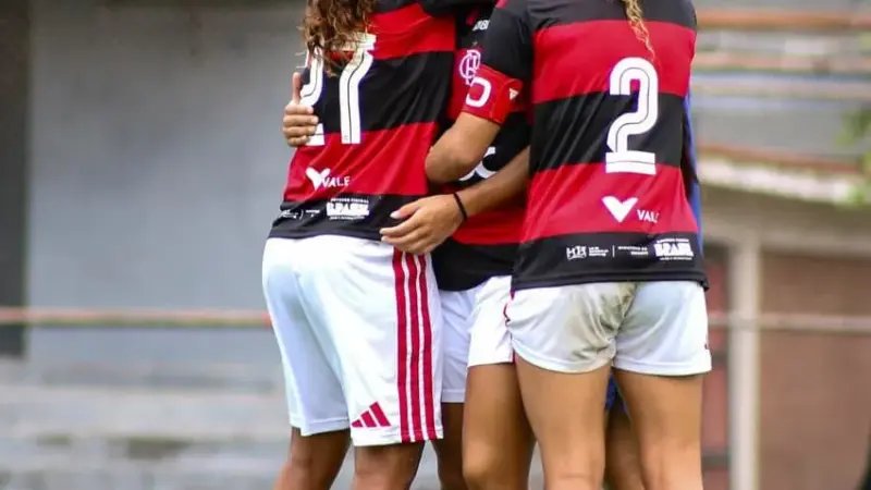 Letícia Pinho, 15 anos, estreia no profissional do Flamengo e marca dois gols