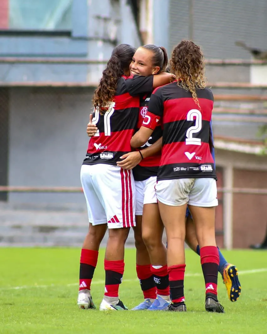 Letícia Pinho, 15 anos, estreia no profissional do Flamengo e marca dois gols
