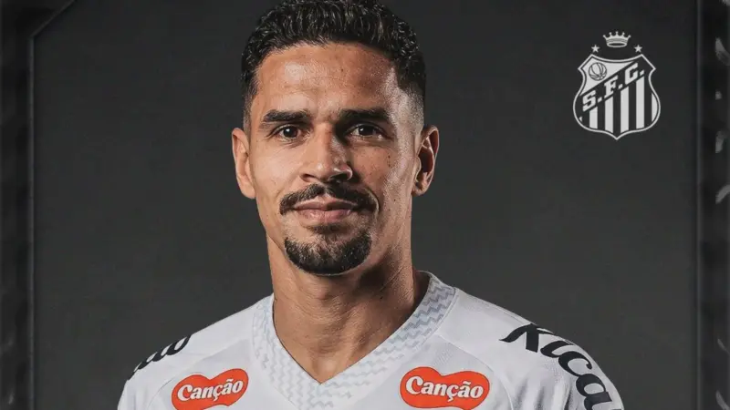 Lucas Veríssimo se apresenta ao Santos, treina de forma limitada e ainda não tem data para estrear