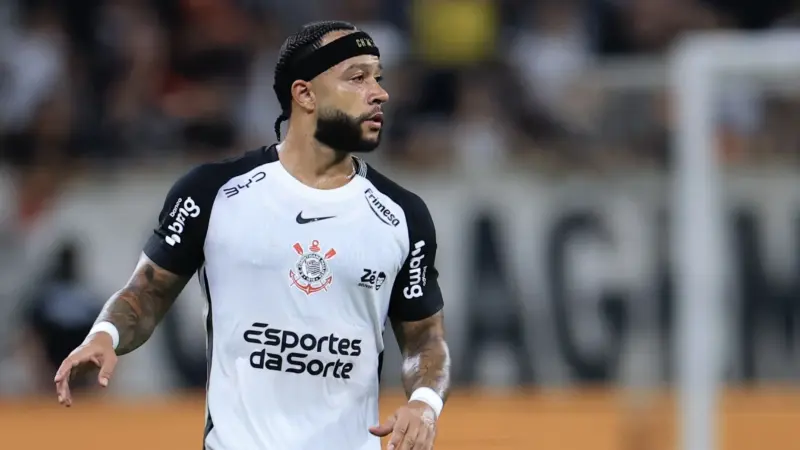 Corinthians monitora recuperação de Memphis Depay; atacante pode permanecer na Europa para exames