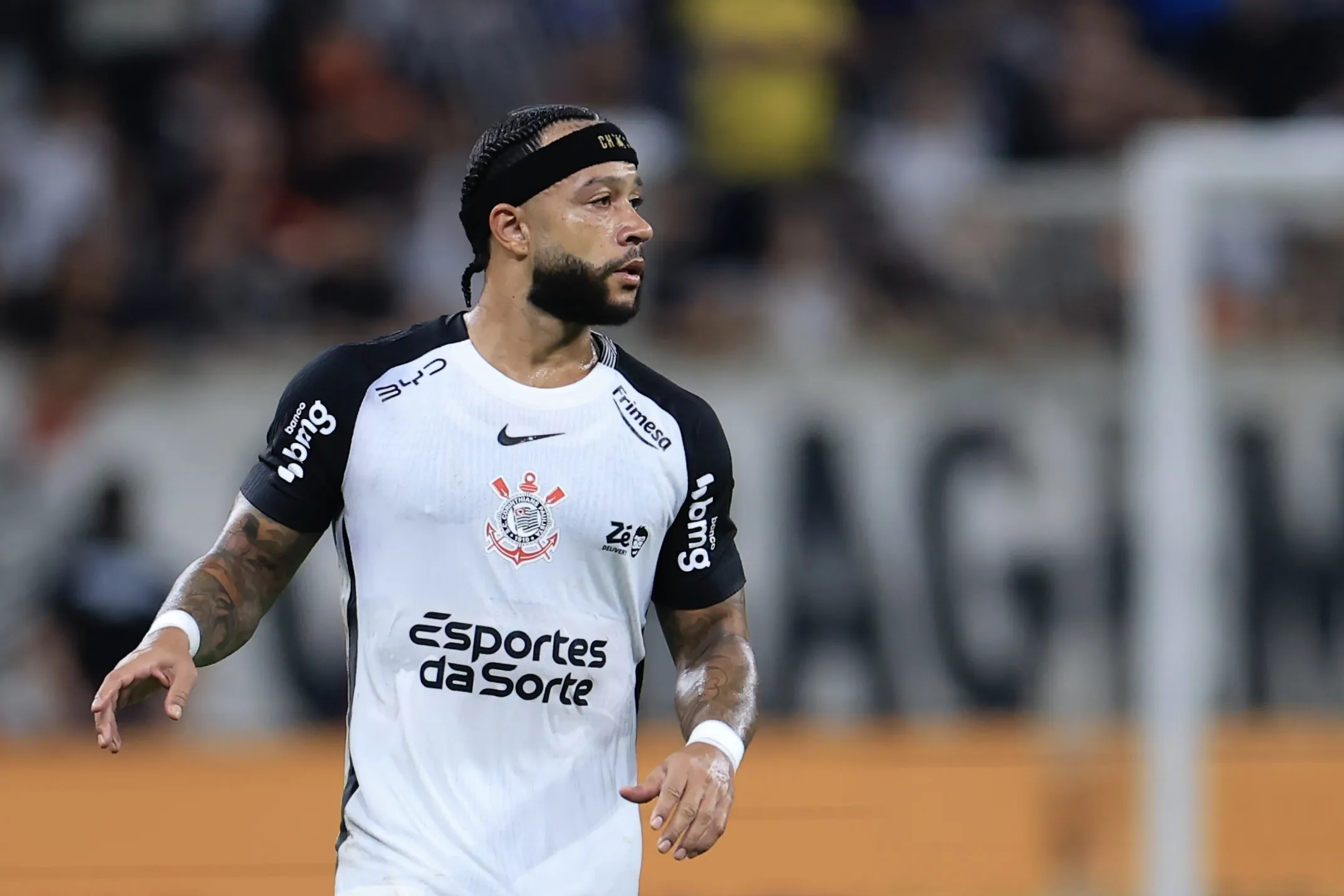 Corinthians monitora recuperação de Memphis Depay; atacante pode permanecer na Europa para exames