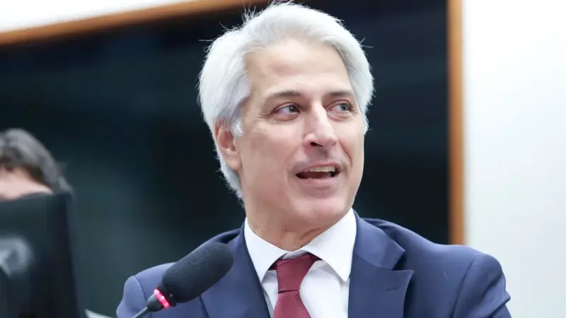Alessandro Molon lidera nova aliança com big techs para atrair data centers ao Brasil