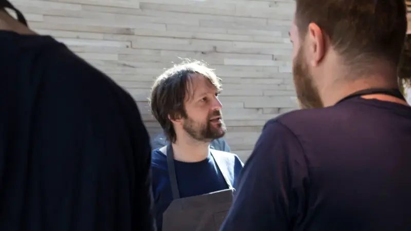 René Redzepi se afasta do comando do Noma após denúncias de agressões e protestos em Los Angeles