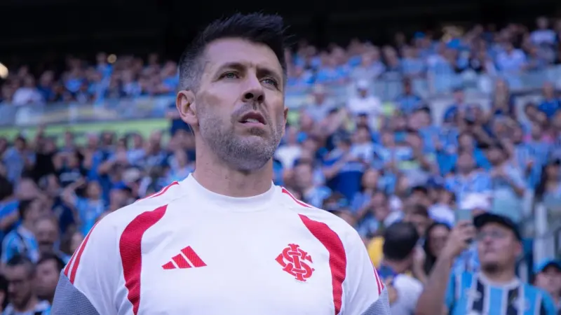 Pezzolano critica arbitragem após derrota por 3 a 0 para o Grêmio e diz que Inter jogou “contra 12”