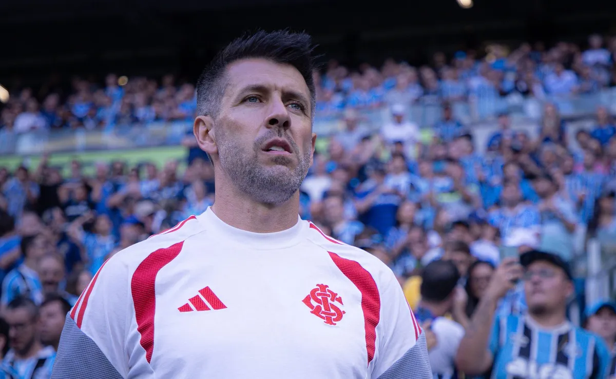 Pezzolano critica arbitragem após derrota por 3 a 0 para o Grêmio e diz que Inter jogou “contra 12”