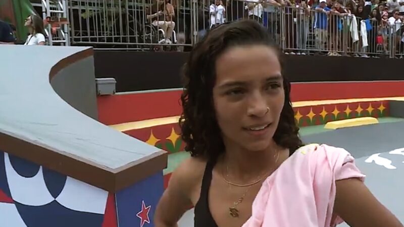 Rayssa Leal homenageia Ayrton Senna antes da final do Mundial de Skate em São Paulo