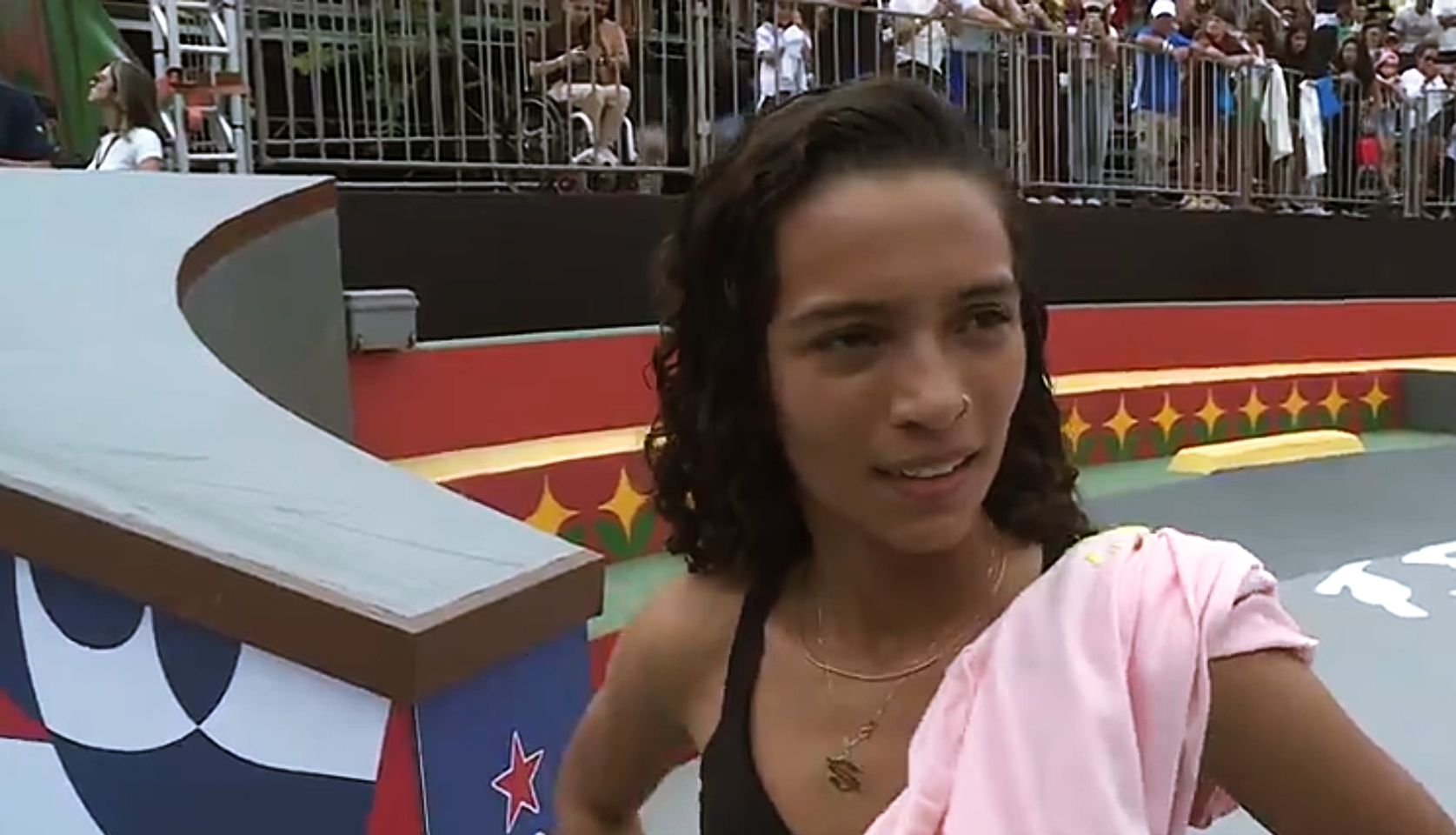 Rayssa Leal homenageia Ayrton Senna antes da final do Mundial de Skate em São Paulo