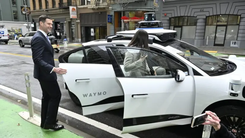 Waymo pagou trabalhadores de aplicativos para fechar portas de robotáxis deixadas abertas por passageiros