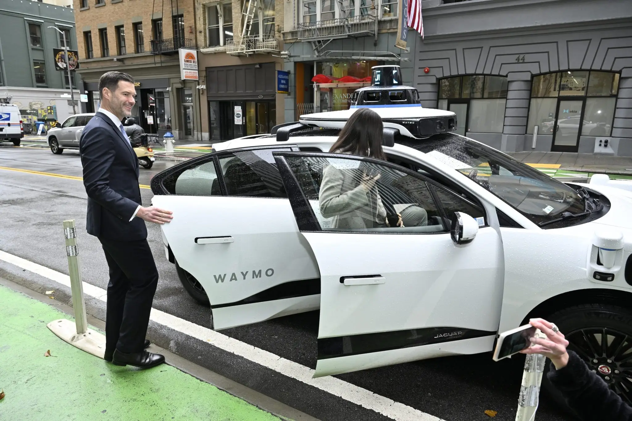Waymo pagou trabalhadores de aplicativos para fechar portas de robotáxis deixadas abertas por passageiros