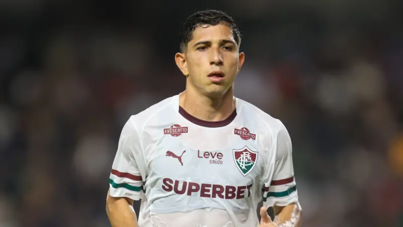 Lucho Acosta cresce no Fluminense, vira peça-chave e dita ritmo do meio-campo