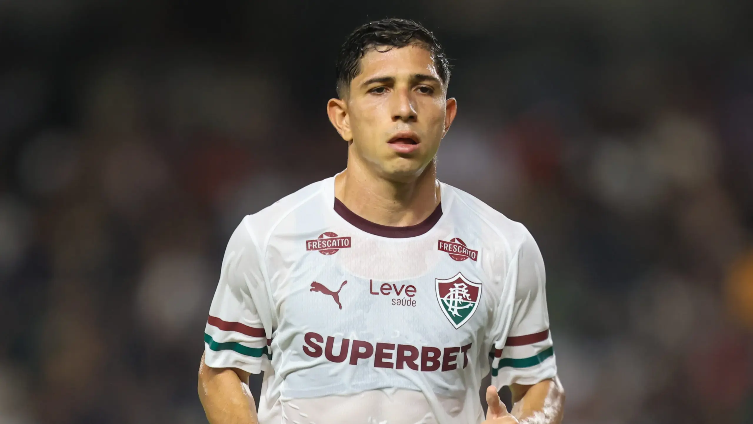 Lucho Acosta cresce no Fluminense, vira peça-chave e dita ritmo do meio-campo