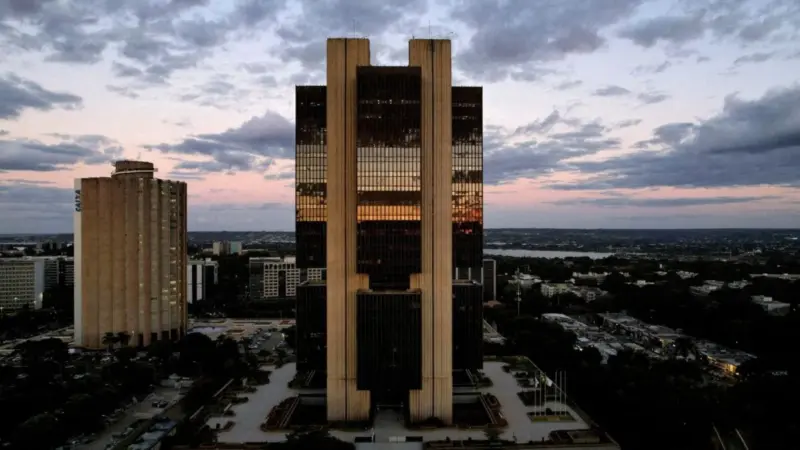 Copom e Fomc encerram reuniões em meio a alta do petróleo que altera previsões de juros