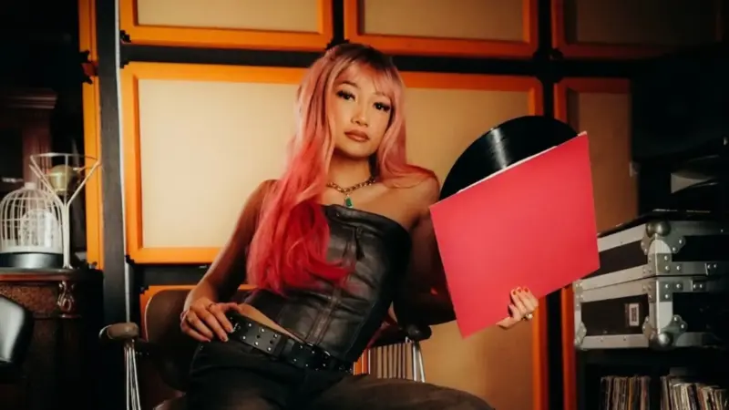 Artista de IA de Timbaland, TaTa Taktumi, fecha contrato com a PMG