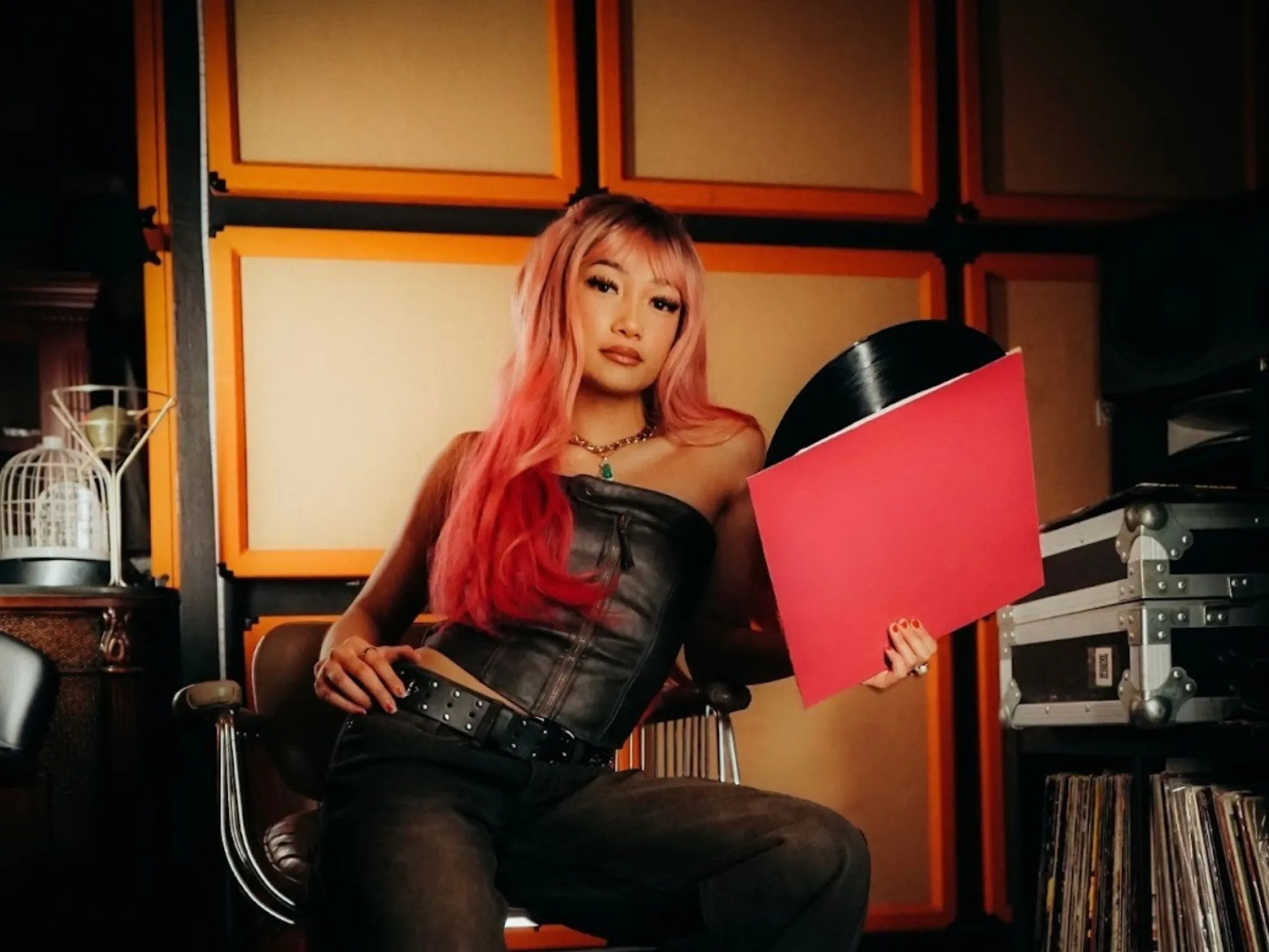 Artista de IA de Timbaland, TaTa Taktumi, fecha contrato com a PMG