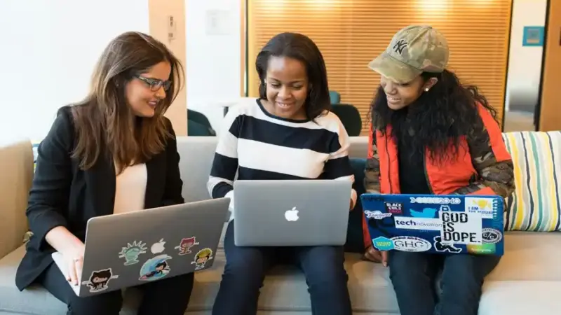 Mulheres valorizam benefícios como cashback e rendimento automático ao escolher bancos, aponta pesquisa