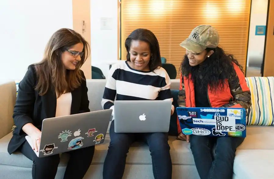 Mulheres valorizam benefícios como cashback e rendimento automático ao escolher bancos, aponta pesquisa