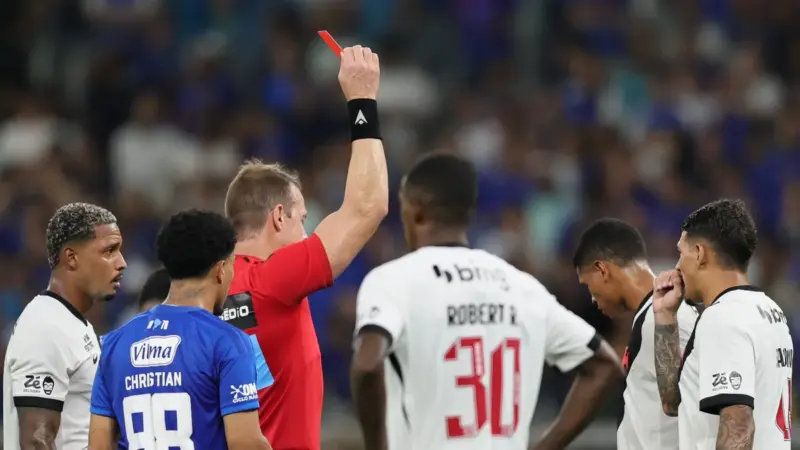 Cauan Barros marca duas vezes, é expulso e Cruzeiro e Vasco empatam em 3 a 3