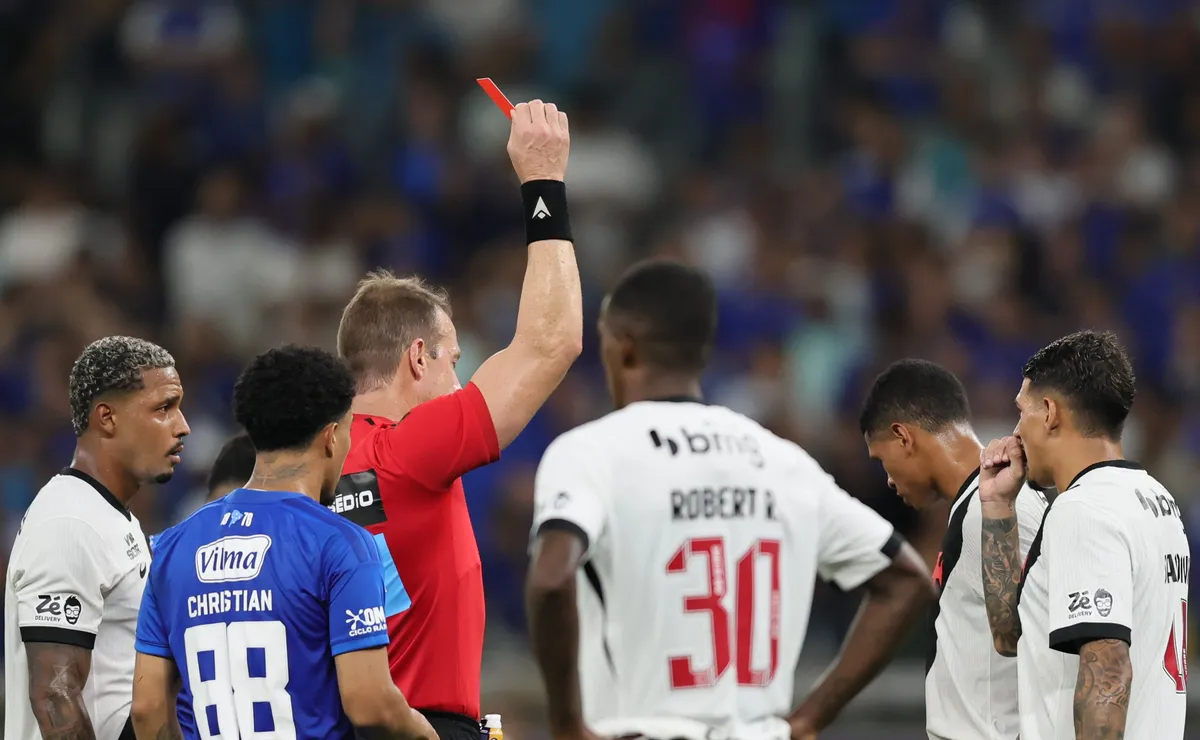 Cauan Barros marca duas vezes, é expulso e Cruzeiro e Vasco empatam em 3 a 3