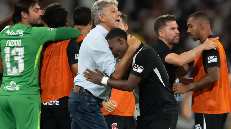 Zico critica gramado sintético e alfineta auxiliar do Palmeiras após polêmica em São Januário