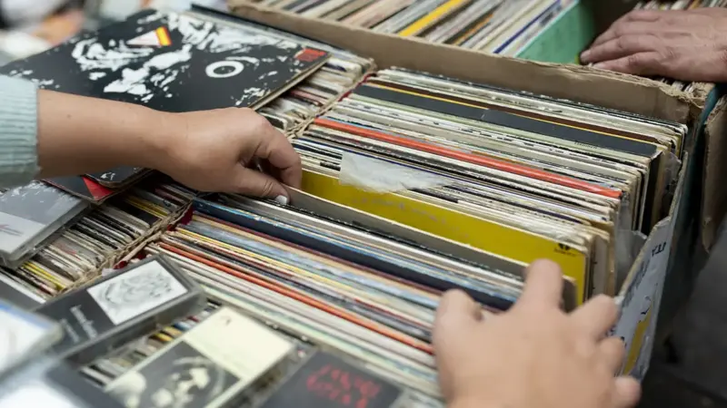 Vendas de discos de vinil alcançam US$ 1 bilhão nos EUA em 2025