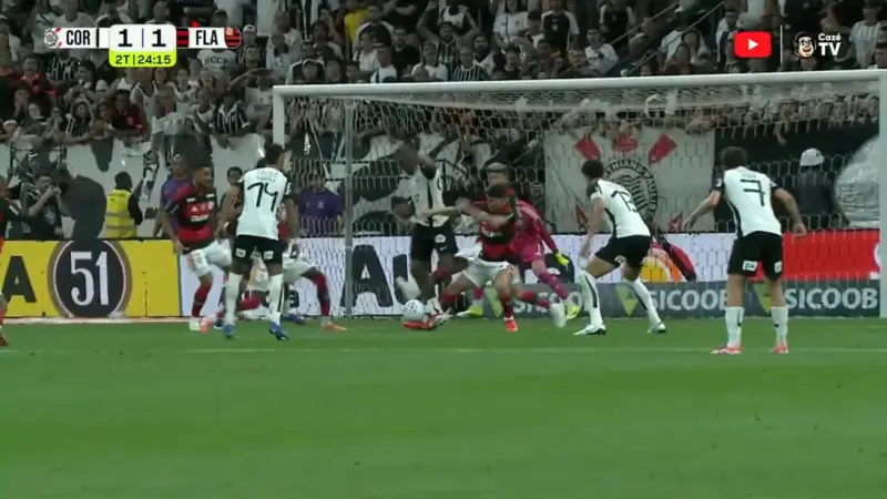 Carlos Simon aponta pênalti em André e contesta expulsão de Evertton Araújo em Corinthians x Flamengo