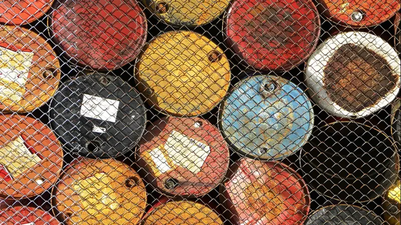 Petróleo, dólar e juros futuros disparam após ataque dos EUA e de Israel ao Irã; ações da Petrobras sobem forte