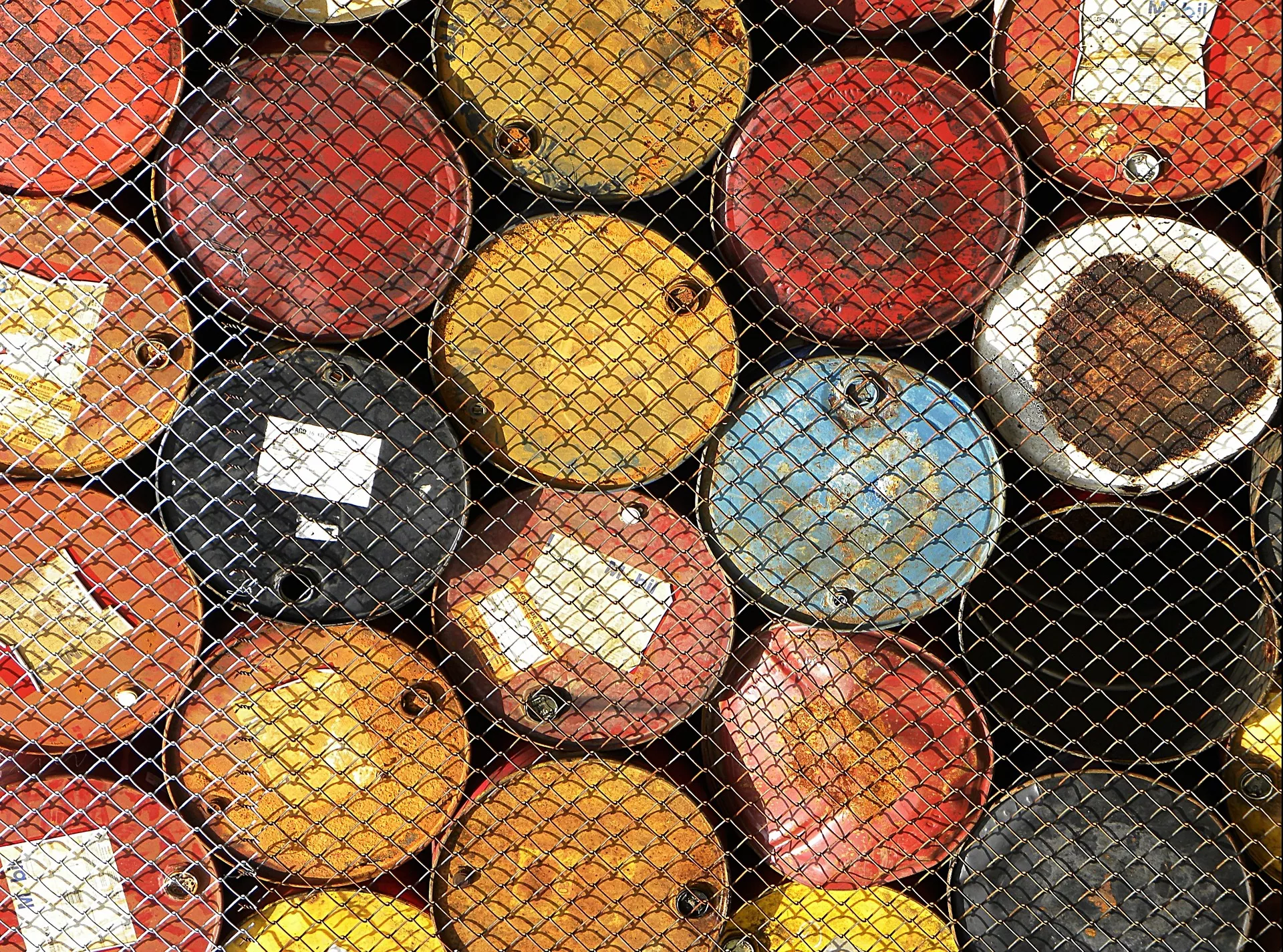 Petróleo, dólar e juros futuros disparam após ataque dos EUA e de Israel ao Irã; ações da Petrobras sobem forte