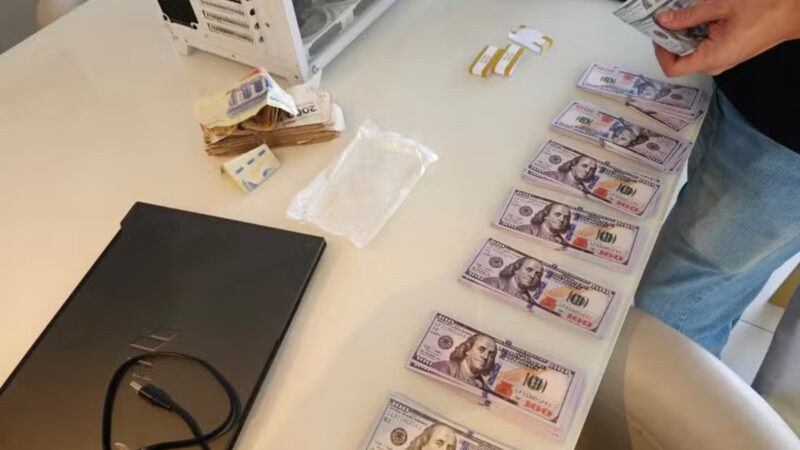 Polícia apreende cerca de 40 mil dólares cenográficos na casa de Bia Miranda