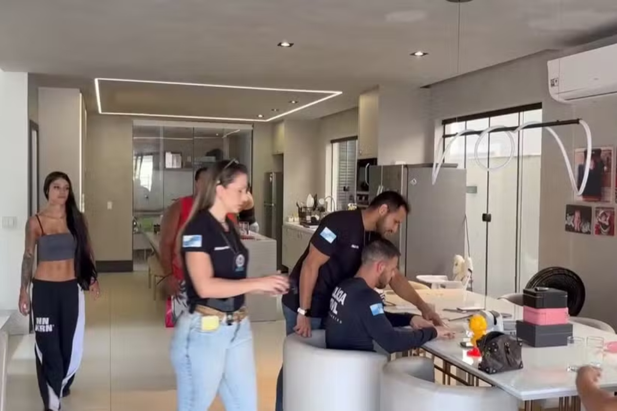 Polícia apreende cerca de 40 mil dólares cenográficos na casa de Bia Miranda