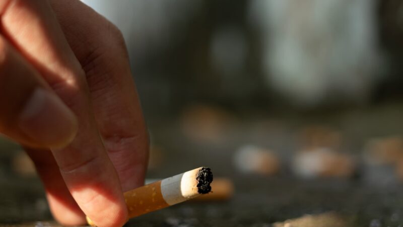 Bitucas de cigarro persistem por décadas e viram microplástico, mostra estudo de 10 anos