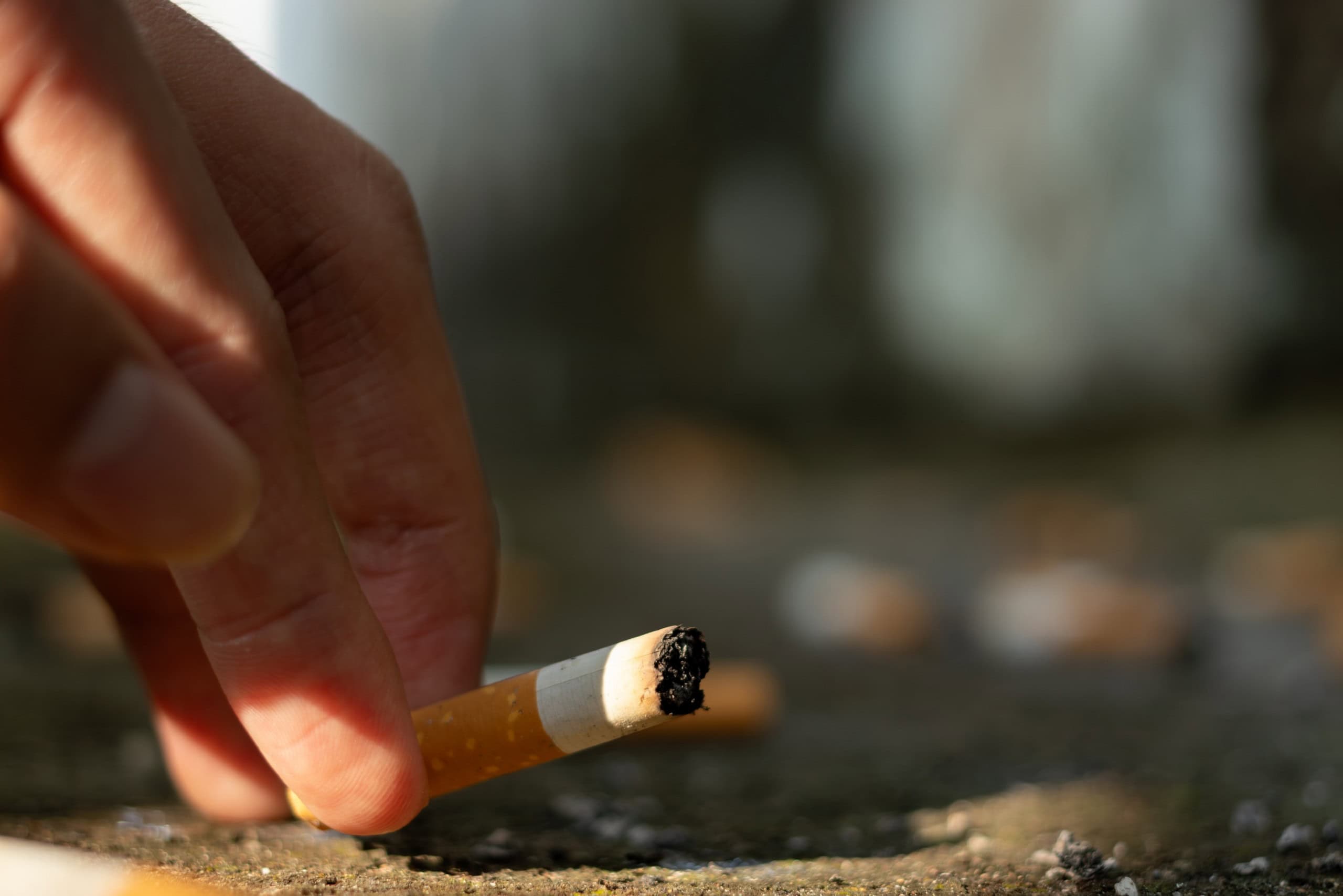 Bitucas de cigarro persistem por décadas e viram microplástico, mostra estudo de 10 anos