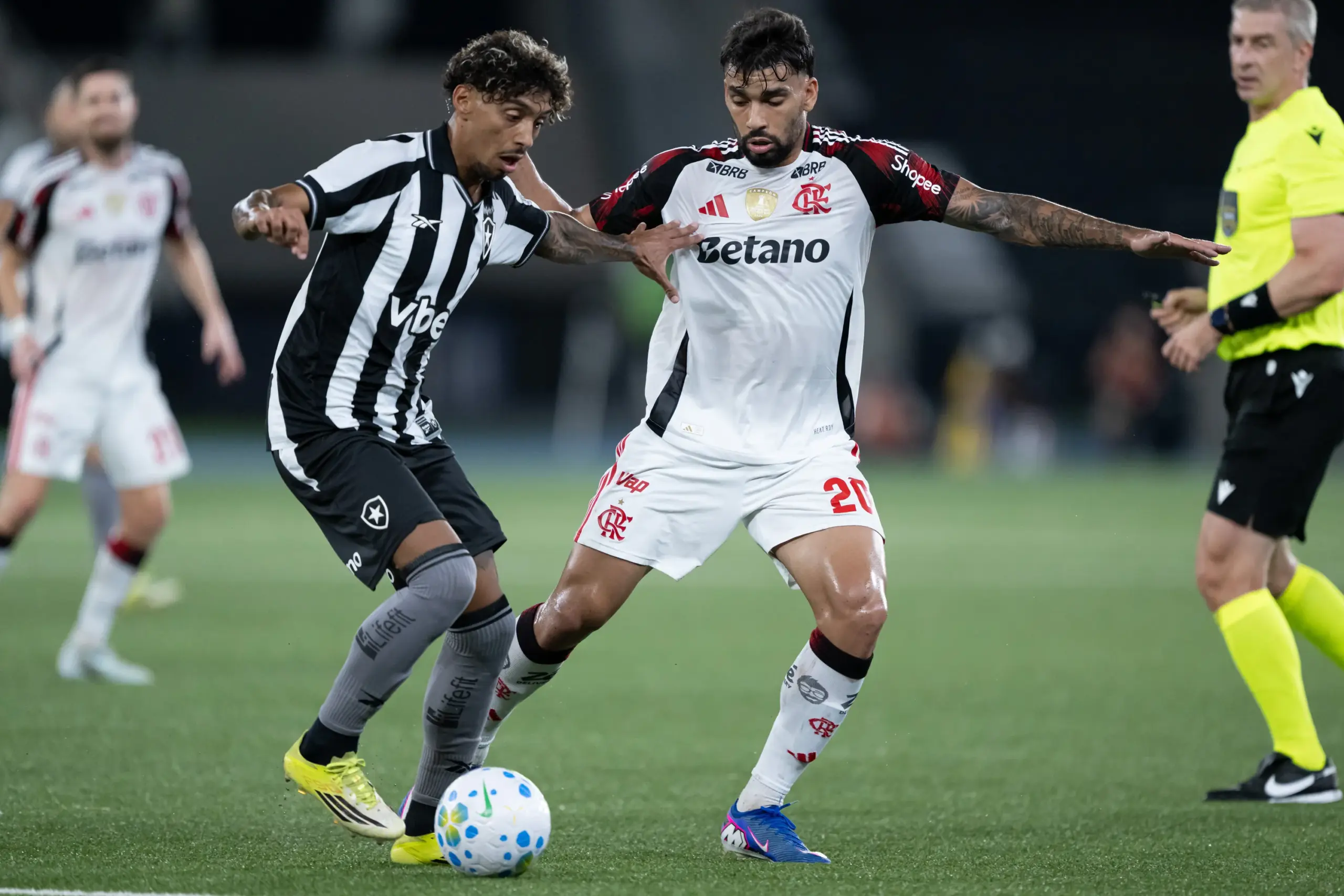Anselmi reage a xingamentos após derrota do Botafogo por 3 a 0 para o Flamengo