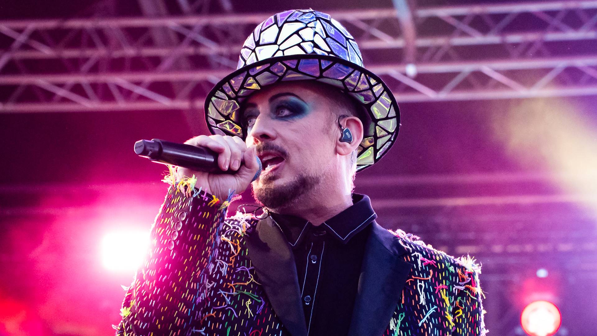 Boy George afirma preferir compor com inteligência artificial a colaborar com pessoas