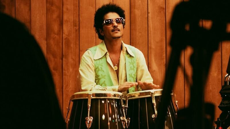 Bruno Mars responde após ser acusado de curtir vídeo que chama Taylor Swift de “sem talento”