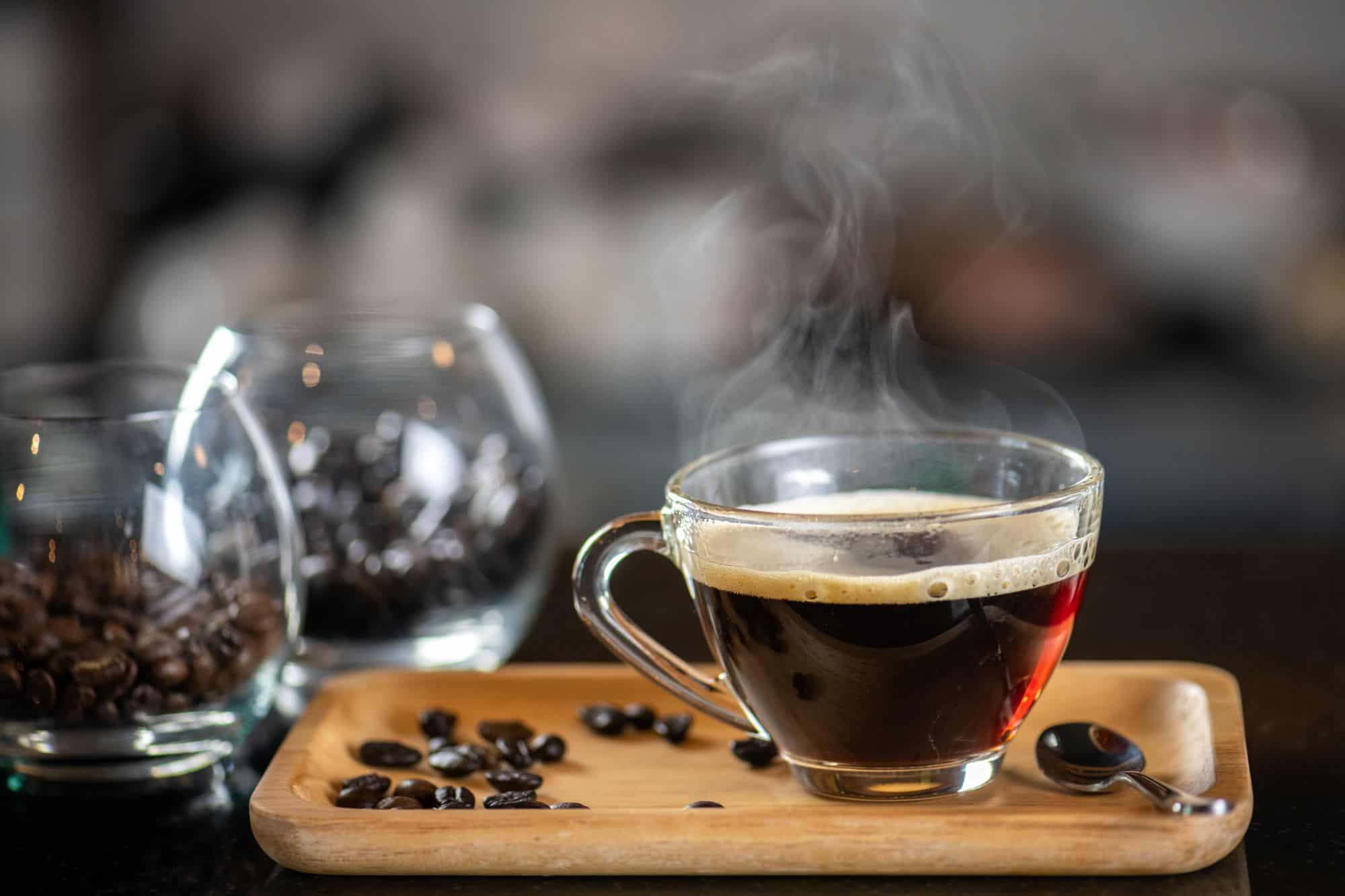 Cafeína reverte prejuízos de memória por privação de sono em camundongos, diz estudo