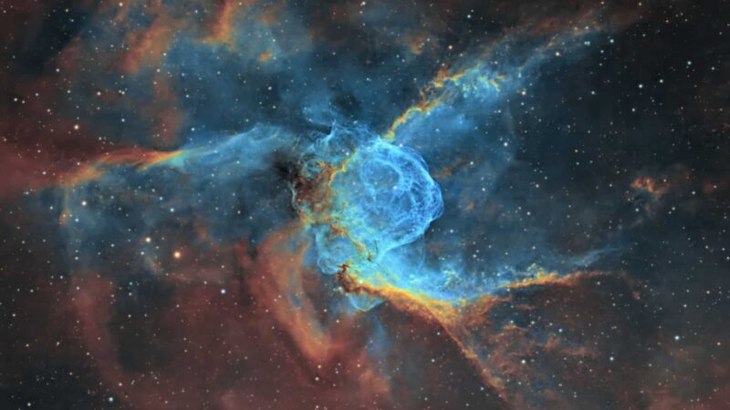Astrofotógrafo registra a nebulosa NGC 2359, conhecida como “Capacete de Thor”